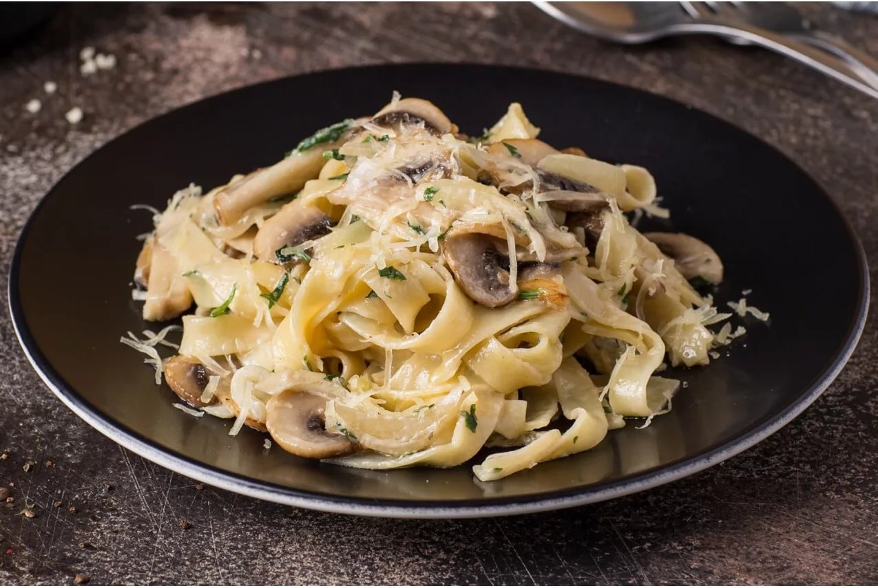 Паста с курицей и грибами.